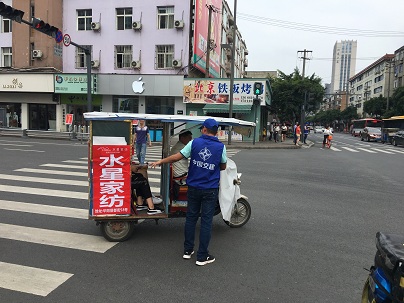志愿者在行動（何成-勸導三輪車師傅）.JPG