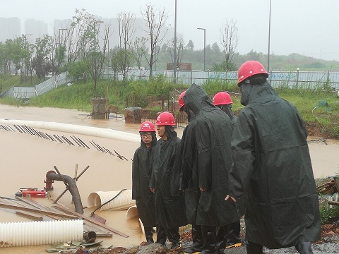 雨中排險.jpg